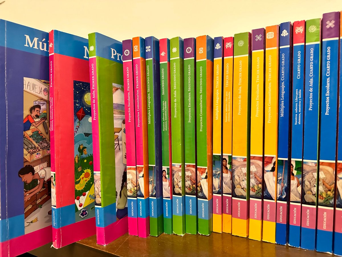 Sobre los libros de texto en el mundo y México: compilación de artículos del Dr. Eduardo Andere&nbsp;(2009–2023)